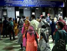 ठाण्यात तिकिटांच्या रांगेत सोशल डिस्टन्सिंगचा फज्जा