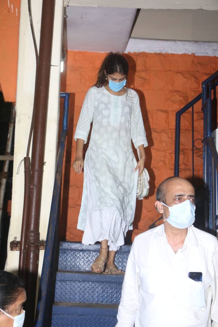 पोलीस स्टेशनमधून बाहेर पडतानाचे हे रियाचे फोटो सोशल मीडियावर व्हायरल होत आहेत. (Photo Credit: Manav Manglani)