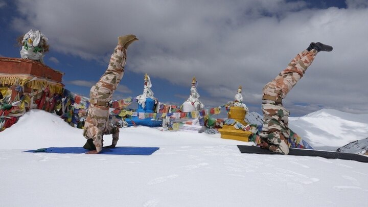 ITBP च्या जवानांनी भारत चीन सीमेवर वसुंधरा ग्लॅशियर, बद्रीनाथजवळ 14 हजार फुट उंचीवर योगा केला. 