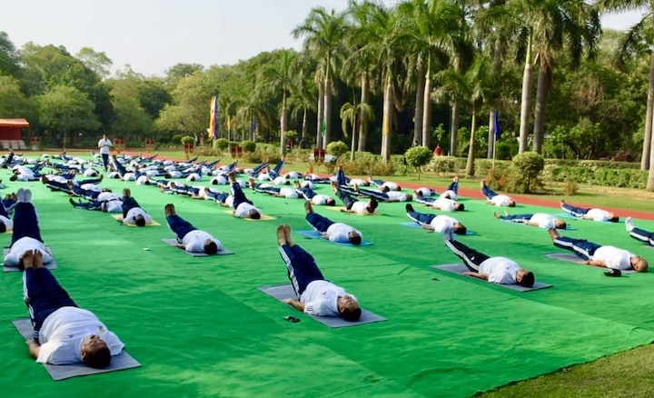 योग करताना एनडीआरएफचे जवान
