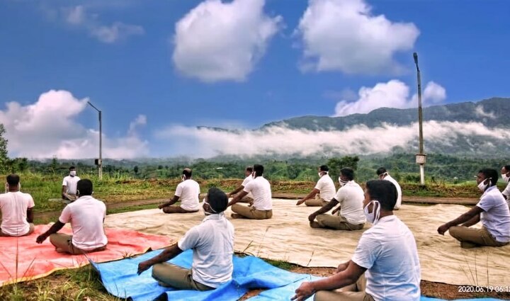 ईशान्य सीमेवर BSF जवानांनी योगा केला