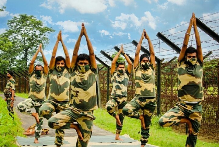 सीमेवर योगसाधना करताना बीएसएफचे जवान