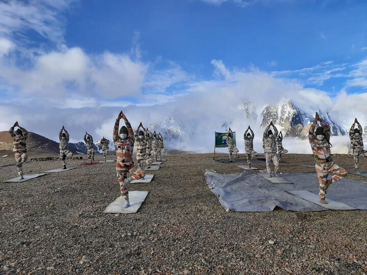 योगा करताना ITBP चे जवान