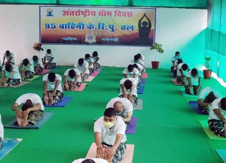 वाराणसीमध्ये योग दिनानिमित्त योग करताना सीआरपीएफचे जवान