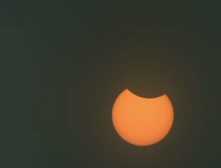 गुजरातमधील गांधीनगरमध्ये सूर्यग्रहण असं दिसलं.