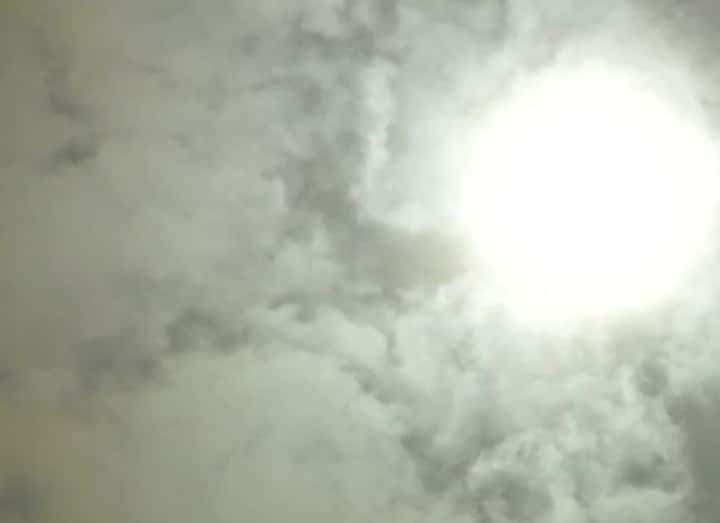 नवी दिल्लीत सूर्यग्रहण असं दिसलं. ढगाळ वातावरणामुळं ग्रहण दिसायला अडचणी येत आहेत.