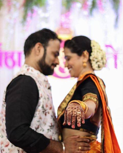 मराठी अभिनेत्री शर्मिष्ठा राऊतचा साखरपुडा नुकताच पार पडला. तेजस देसाई असं शर्मिष्ठाच्या जोडीदाराचं नाव आहे.
