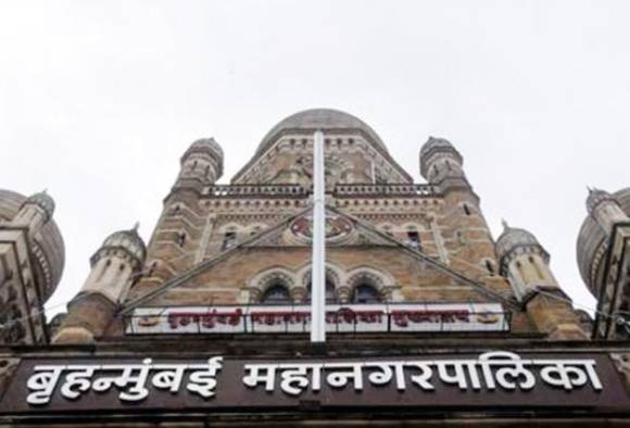Due to Corona, Mumbai Municipal Corporation will have to withdraw bank deposits कोरोनामुळे बीएमसीचं कंबरडं मोडलं, प्रथमच बँकेतील ठेवी काढाव्या लागणार