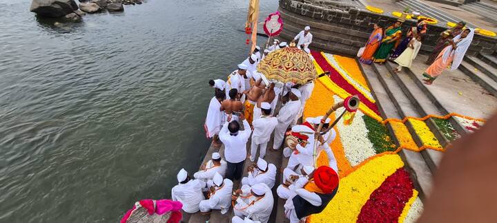 परंपरेनुसार जिथं तुकोबारायांच्या नीरा स्नान पार पडायचं तिथून देहू संस्थानने रात्रीतच हंडाभर पाणी आणले आणि तुकोबांच्या मंदिरा लगतच्या इंद्रायणी नदीत हा सोहळा पार पडला. (फोटो क्रेडिट : स्वप्नील मोरे, फेसबुक दिंडी)