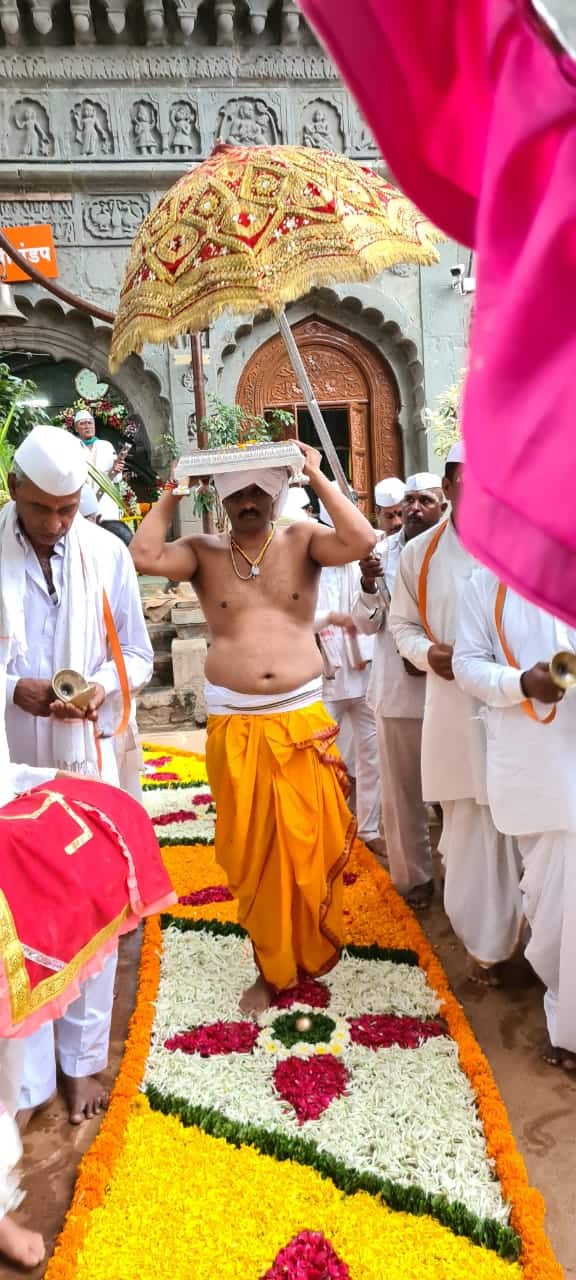 कोरोनाच्या सावटाखालीच पार पडत असलेल्या वारीत जगद्गुरु संत तुकोबारायांच्या पादुकांचं नीरा स्नान पार पडलं. (फोटो क्रेडिट : स्वप्नील मोरे, फेसबुक दिंडी)