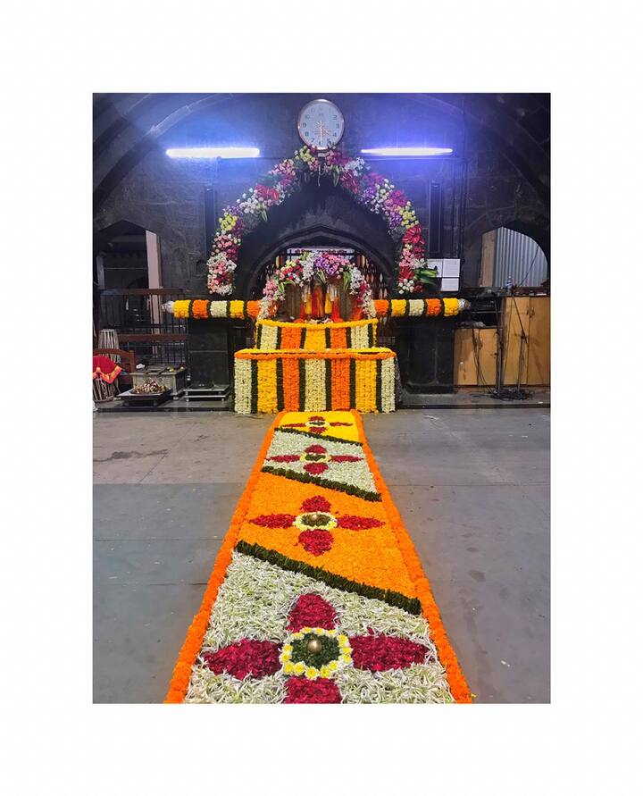 तुकोबांच्या पादुका मंदिरातून इंद्रायणी नदीत नेण्यासाठी फुलांच्या पायघड्या ही टाकण्यात आल्या होत्या. इंद्रायणी नदीत आरती आणि विधिवत पूजा पार पडल्या. (फोटो क्रेडिट : स्वप्नील मोरे, फेसबुक दिंडी)