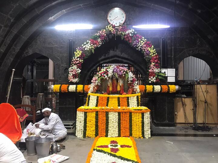 कोरोनामुळे मागच्या कित्येक वर्षात पहिल्यांदा आषाढी पायीवारी निघाली नाही. तुकोबांच्या पादुका या देहूत तर माऊलींच्या पादुका आळंदीतच आहेत. शासनाच्या परवानगीनुसार, घालून दिलेल्या अटी-शर्थींसह पालख्या पंढरपुरात दाखल होणार आहेत. (फोटो क्रेडिट : स्वप्नील मोरे, फेसबुक दिंडी)