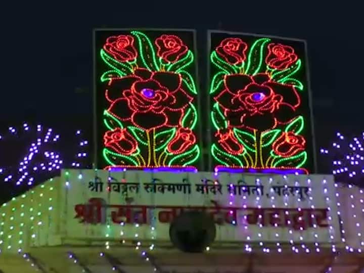 नामदेव पायरीजवळ अतिशय आकर्षक पद्धतीने LED दिव्यांच्या माळा वापरून रोषणाई केली असून मंदिराची शिखरे आणि मंदिरावर विविध रंगांच्या दिव्यांचे फोकस मारण्यात आल्याने विठ्ठल मंदिराचे रुपडेच पालटले आहे.