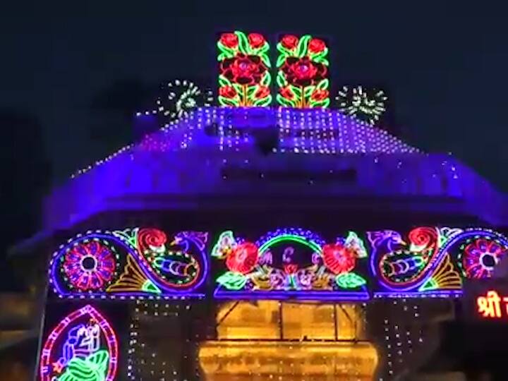 मंदिराच्या आतील बाजूस देखील आकर्षक रोषणाईस आता सुरुवात केली असून विठ्ठल सभामंडप या आकर्षक रोषणाईने झगमगू लागला आहे.