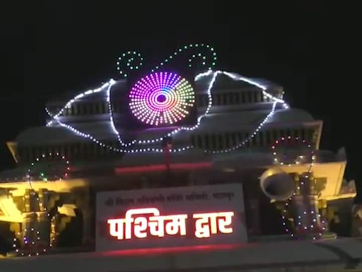 विठ्ठल मंदिराचे महाद्वार, रुक्मिणी द्वार, पश्चिम द्वार या प्रमुख प्रवेशाच्या ठिकाणी आकर्षक रोषणाई केली असून याशिवाय संपूर्ण मंदिर परिसर, तुकाराम भवन, दर्शन मंडप देखील या रोषणाईने उजळून गेला आहे.