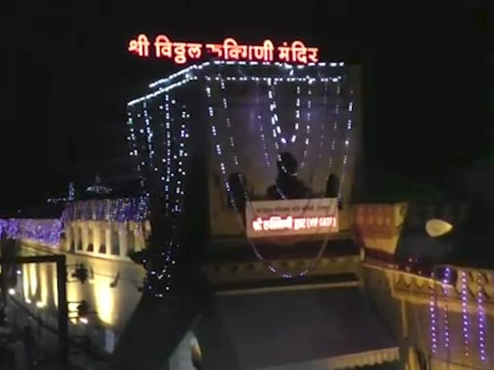 यंदा प्रथमच विठ्ठल मंदिराच्या आतील बाजूस देखील आकर्षक पद्धतीने उंची झुंबर, पडदे लावत चक्क मंदिराला राजवाड्याचे स्वरूप देण्यात आले आहे.