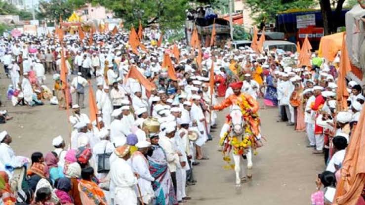 आठवणीतील वारी...वारीच्या आठवणी... |  आज धावा पाहण्यासाठी वारकर्‍यांनी वेळापूर मध्ये मोठी गर्दी केली असती