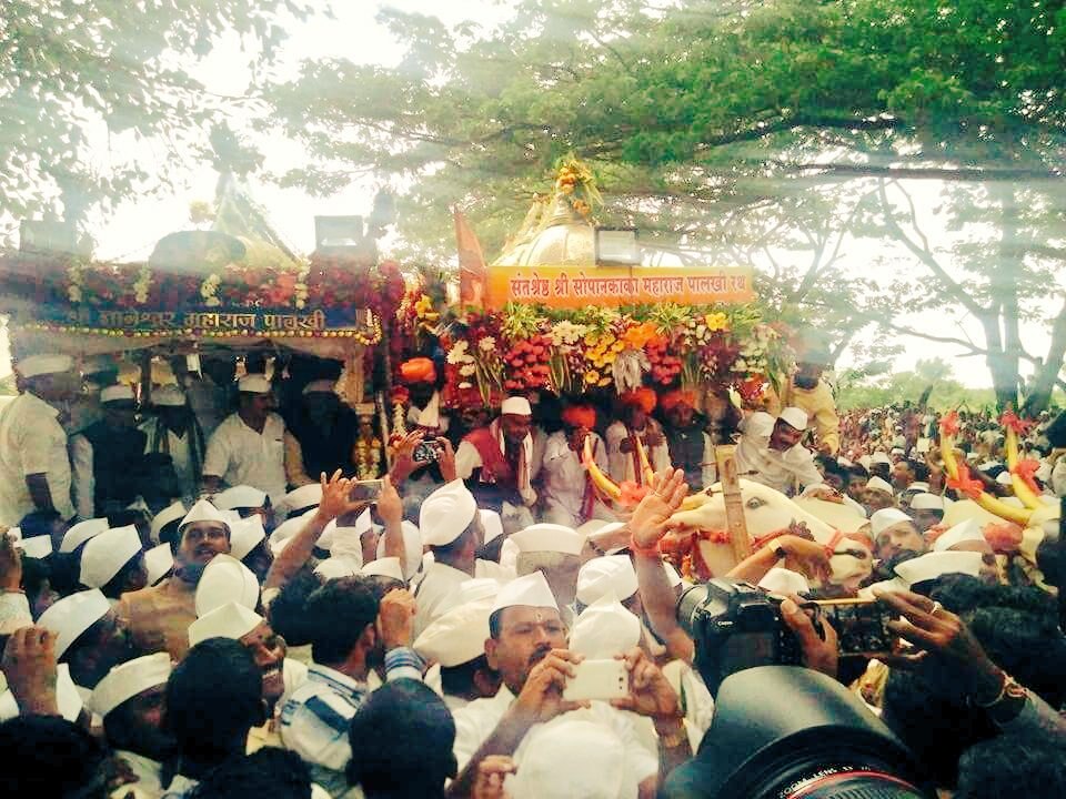 आठवणीतील वारी.. वारीच्या आठवणी.. आज टप्प्यावर माऊली आणि सोपान काकांची बंधुभेट झाली असती...