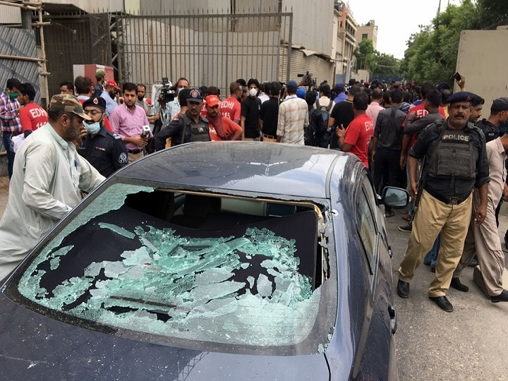 Pakistan Karachi Attack terrorists attack on karachi stock exchange पाकिस्तानच्या कराची स्टॉक एक्सेंजवर दहशतवादी हल्ला; चार अतिरेक्यांचा खात्मा