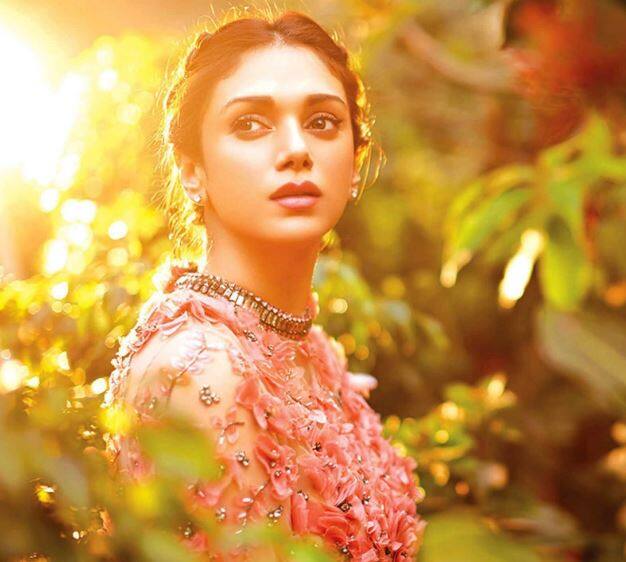 अदिती राव हैदरी : या अभिनेत्रीने 21 व्या वर्षी सत्यदीप मिश्राशी लग्न केले. पण आदितीने बॉलिवूडमध्ये पदार्पण करताना ही गोष्ट लपवून ठेवली होती. मात्र, आता या दोघांचाही घटस्फोट झाला आहे. अदितीचा नवरा सध्या नीता गुप्ताची मुलगी मसाबाला डेट करत आहे.