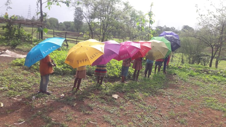 आदिवासी हस्त कलेला मोठी मागणी असली तरी सध्या ही हस्तकला जिवंत ठेवण्यासाठी या आदिवासी युवा सेवा संघाने पुढाकार घेतला असून या तरुणांच्या हाताला रोजगार दिला आहे.