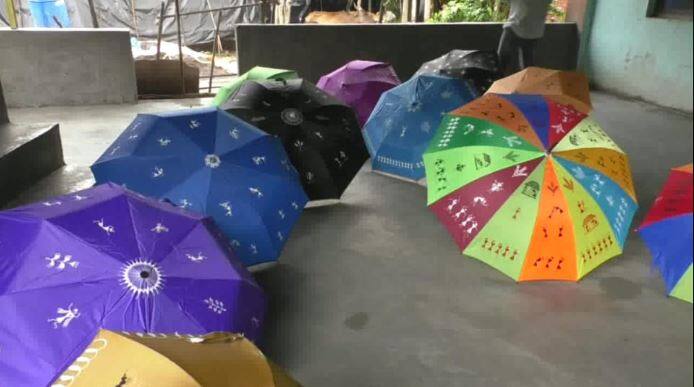 शाळेतील विद्यार्थी ते तरुण हे सगळे यात समाविष्ट असून एका छत्रीसाठी यांना 80 ते 250 रुपयांपर्यंत रक्कम दिली जाते. 