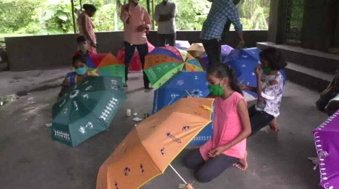  बाजारपेठेतून छत्र्या विकत घेऊन हे तरुण या छत्रीवर वारली पेंटिंग करुन विक्री करतात. या छत्र्यांची किमंत 200 ते 500 रुपयांच्या घरात आहे.