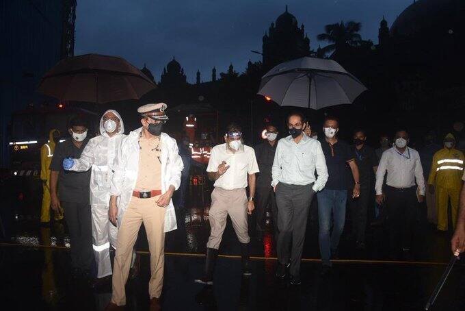 हुशार, स्मार्ट, बोलण्यात पटाईत असा नार्वेकरांमधील चमक पाहून उद्धव ठाकरेंनी त्यांना फक्त शाखाप्रमुख बनायचंय की आणखी काही जबाबदारी उचलायची तयारी आहे. मिलिंद नार्वेकरांना पटकन उत्तर दिलं तुम्ही सांगाल ते. 