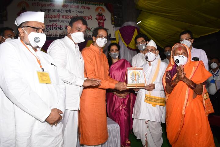 मानाचे वारकरी विठ्ठल बडे आणि अनुसया बडे यांचा मुख्यमंत्र्यांच्या हस्ते सत्कार