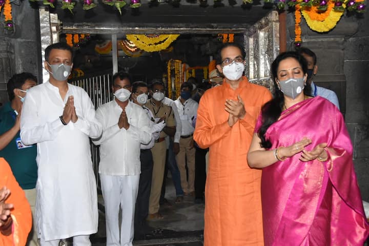 विठ्ठल-रुक्मिणीच्या महापूजेनंतर मंदिरात आरती