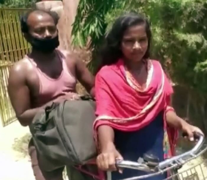 Movies on Jyoti kumari traveling 1200 km on a bicycle with his sick father in lockdown सायकलवर आजारी वडिलांना घेऊन 1200 किमीचा प्रवास करणाऱ्या ज्योतीवर चित्रपट