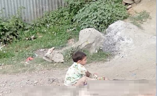 काश्मीरच्या सोपोरमध्ये दहशतवाद्यांसोबतच्या चकमकीदरम्यान जवानाने चिमुकल्याला वाचवलं!