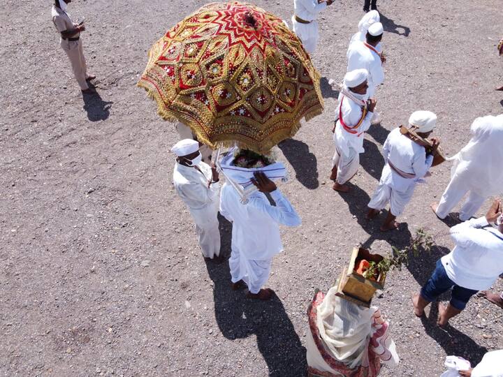 हातवर मोजण्याइतके वारकरी आज चंद्रभागेतीरी दिसत होते. 