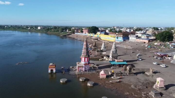  चंद्रभागेला पाणी होतं मात्र स्नान करण्यासाठी वारकरी मात्र नव्हते.