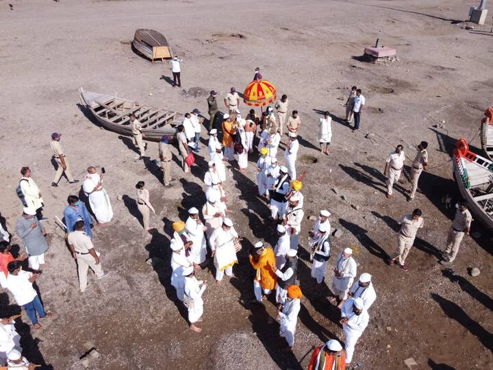 एकादशीला गर्दी नाही असा रस्ता पंढरपूरमध्ये शोधून सुद्धा सापडला नसता आज मात्र सगळीकडे निरव शांतता पाहायला मिळत होती.