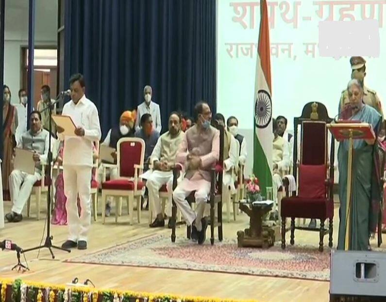 शिवराज सिंह चौहान मंत्रिमंडळाचा विस्तार, 20 कॅबिनेटसह 8 राज्यमंत्र्यांनी घेतली शपथ Madhya pradesh cabinet expansion mp cabinet minister list 2020 shivraj singh scindia news updates शिवराज सिंह चौहान मंत्रिमंडळाचा विस्तार, 20 कॅबिनेटसह 8 राज्यमंत्र्यांनी घेतली शपथ