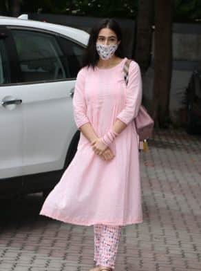 कोरोना व्हायरसमुळे देशात लॉकडाऊन जारी करण्यात आला असून सध्या हळूहळू लॉकडाऊनमध्ये शिथीलता देण्यात येत आहे. 