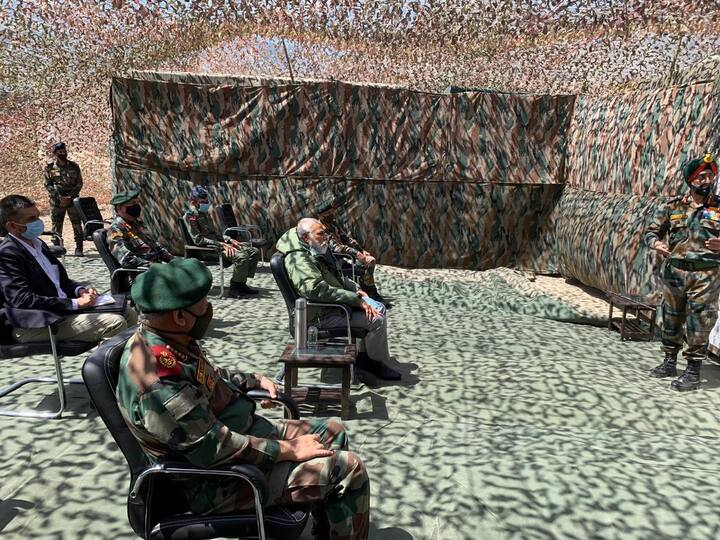 पंतप्रधान सकाळी लेहमध्ये पोहोचले आणि जवानांची भेट घेतली. महत्त्वाचं म्हणजे याआधी फक्त चीफ ऑफ डिफेन्स स्टाफ (सीडीएस) जनरल बिपिन रावत यांचाच लेह दौरा पूर्वनियोजित होता. मे महिन्यापासून सीमेवर चीनसोबत तणाव सुरु असून परिस्थिती गंभीर आहे. त्यातच पंतप्रधान मोदीही त्यांच्यासोबत लेहमध्ये पोहोचल्याने सगळ्यांचा आश्चर्याचा धक्का बसला.