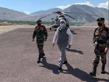 पंतप्रधान मोदींचं सरप्राईज, जवानांचं मनोधैर्य वाढवण्यासाठी अचानक लेहमध्ये दाखल