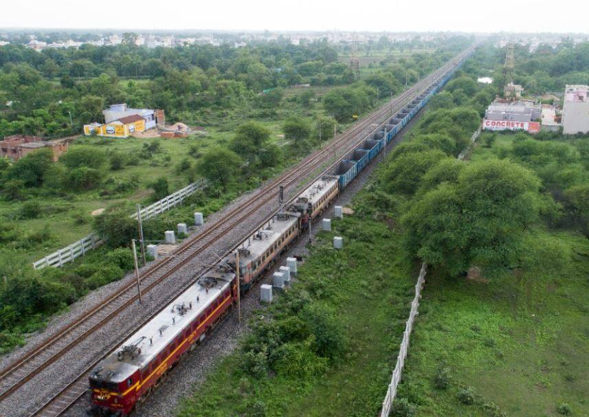 जबरदस्त...! इतिहासात पहिल्यांदाच धावली तब्बल 2.8 किलोमीटर लांबीची 'शेषनाग' ट्रेन 2.8 km long Sheshnag Train Running on Track, Railways has run 251 wagons with 4 trains combined together जबरदस्त...! इतिहासात पहिल्यांदाच धावली तब्बल 2.8 किलोमीटर लांबीची 'शेषनाग' ट्रेन