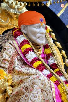 PHOTO | गुरुपौर्णिमेनिमित्त साईमंदिर सजलं, साईंच्या चरणी फुलांची आरास