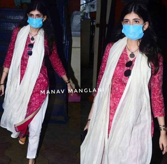 दरम्यान, संजनाने सुशांत सिंह राजपूतसोबत 'दिल बेचारा' या चित्रपटात काम केलं आहे. हा चित्रपट सुशांतचा शेवटचा चित्रपट आहे. या चित्रपटाचा ट्रेलर आज लॉन्च करण्यात येणार असून 24 जुलै रोजी चित्रपट लॉन्च केला जाणार आहे. (सर्व फोटो : मानव मंगलानी)