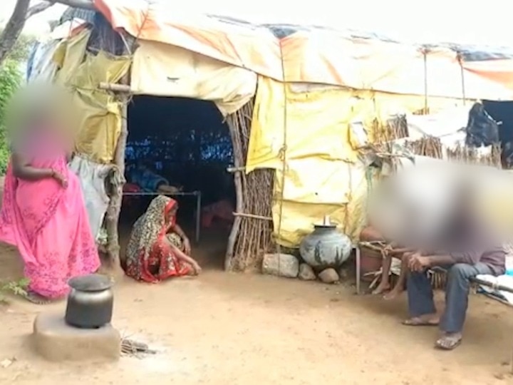 Five families socially boycotted by jat panchayat in Dhule, after Home Ministers order FIR lodged against panchs धुळ्यात बंजारा जातपंचायतीकडून पाच कुटुंबं बहिष्कृत, गृहमंत्र्यांच्या आदेशानंतर पंचांवर अखेर गुन्हा