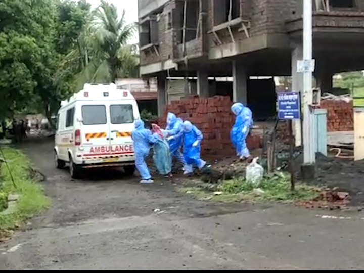 Pune - 45 years old Covid-19 patient escapes from hospital, brought back पुण्यात सुरक्षा भिंतीवरुन उडी मारुन कोरोनाग्रस्त महिलेचा रुग्णालयातून पळ!
