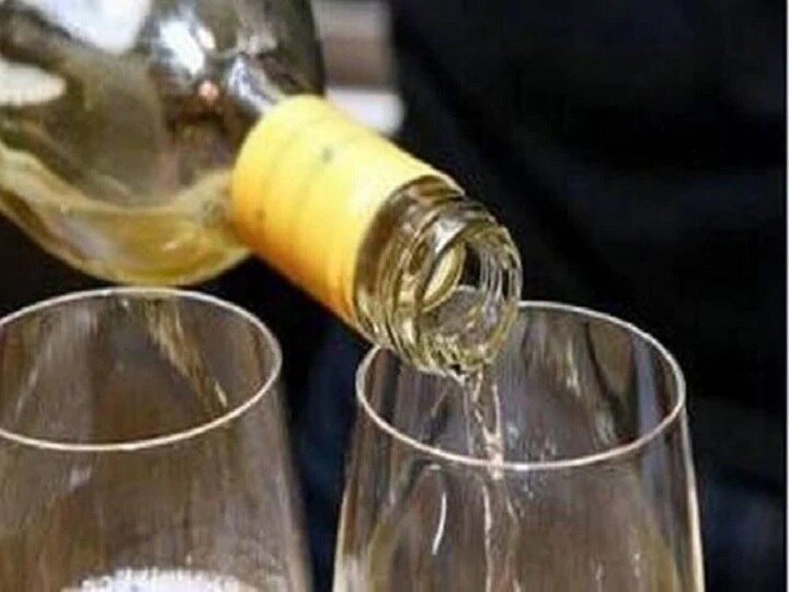 Applications for lifelong drinking of 73,000 people during lockdown ऐकावं ते नवलच! टाळेबंदीत पाऊण लाख जनतेकडून दारु प्यायच्या परवान्यासाठी अर्ज