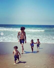 PHOTO | सनी आणि डॅनियलची बीचवर मुलांसोबत मस्ती; इन्स्टाग्रामवरून फोटो शेअर