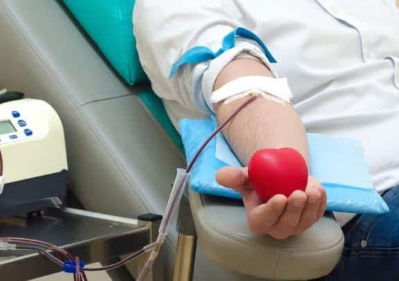 Unemployed youngsters recovered from corona are donating plasma for money राज्यात कोरोनातून बरे झालेले बेरोजगार तरुण पैशांसाठी प्लाझ्मा दान करत आहेत?