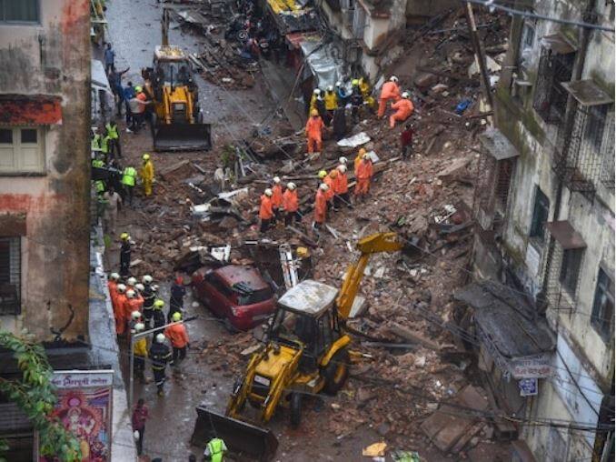 मुंबईमध्ये बुधवारी मुसळधार पावसात दोन वेगवेगळ्या ठिकाणी इमारती कोसळल्याच्या दुर्घटना घडल्या . मुंबई इपनगरामध्ये एका चाळीचा काही भाग कोसळल्यामुळे 2 जणांचा मृत्यू झाला आहे. तर, फोर्ट परिसरात भानुशाली बिल्डिंगचा मोठा भाग कोसळला आहे. या घटनेत दुर्घटनेत 6 जणांचा मृत्यू झाला असून 5 जण जखमी झाले आहेत. दरम्यान, मुख्यमंत्री उद्धव ठाकरे यांनी घटनास्थळी जाऊन परिस्थितीची पाहणी केली.
