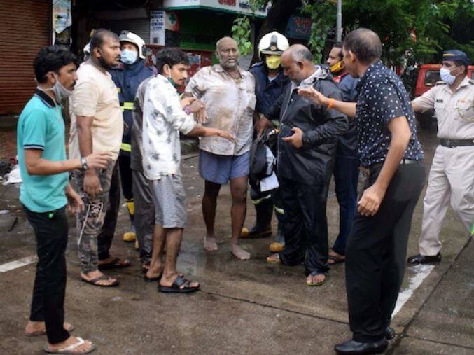 अधिकाऱ्यांनी दिलेल्या माहितीनुसार, फोर्टमधील मिंट रोडवर असलेल्या भानुशाली बिल्डिंग आधीपासून धोकादायक असल्याचं जाहीर करण्यात आलं होतं. अग्निशमन विभागाच्या   अधिकाऱ्यांनी सांगितलं की, तीन मजली चाळसदृश असलेल्या इमारतीचा काही भाग बुधवारी दुपारी दोन वाजून 30 मिनिटांनी कोसळला. 