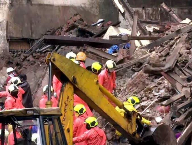 महानगरपालिकेच्या अधिकाऱ्यांच्या माहितीनुसार, 'मुंबईत सलग दोन ते तीन दिवस जोरदार पाऊस सुरु आहे. अशात इमारत खचण्याचा किंवा कोसळण्याचा धोका वाढला आहे. दक्षिण मुंबईतील फोर्ट परिसरात अनेक जुन्या इमारती आहेत. मुंबई महापालिकेने 2019 मध्ये या इमारतीला धोकादायक घोषित करुन नोटीस जारी केली होती. अनेक कुटुंब इमारत सोडून गेले होते. मात्र आठ कुटुंब इमारतीतच राहत होती.'